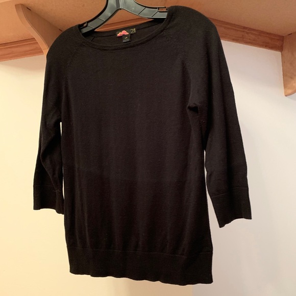Simple Black Crew Neck Sweater w Quarter Sleeves - Picture 2 of 6